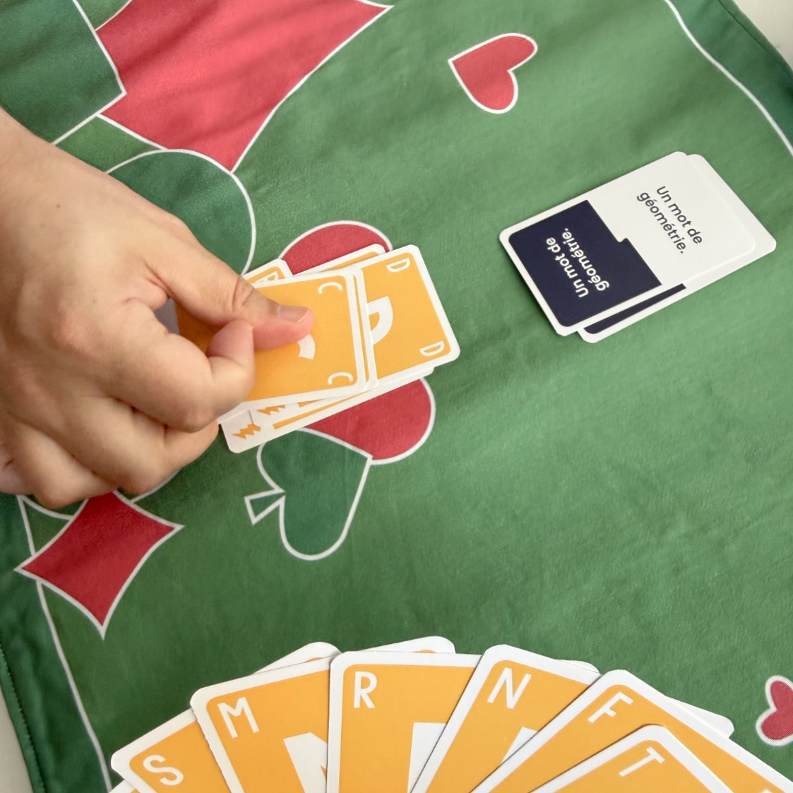 tapis en tissu pour jouer aux cartes avec motifs coeur carreaux pique et trèfle imaginé et fabriqué par Anne Da Cunha-Guillegault en exclusivité pour la marque An'imato