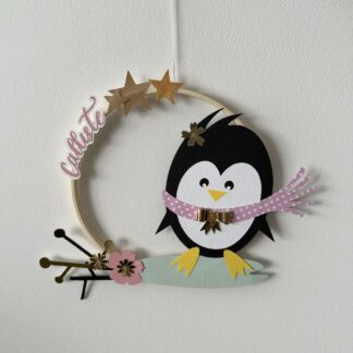Déco unique pour une naissance ou un anniversaire | Cercle décoratif personnalisé avec un pingouin sur la glace et un prénom en papiers découpés | Design Anne Da Cunha-Guillegault en exclusivité pour la marque An'imato