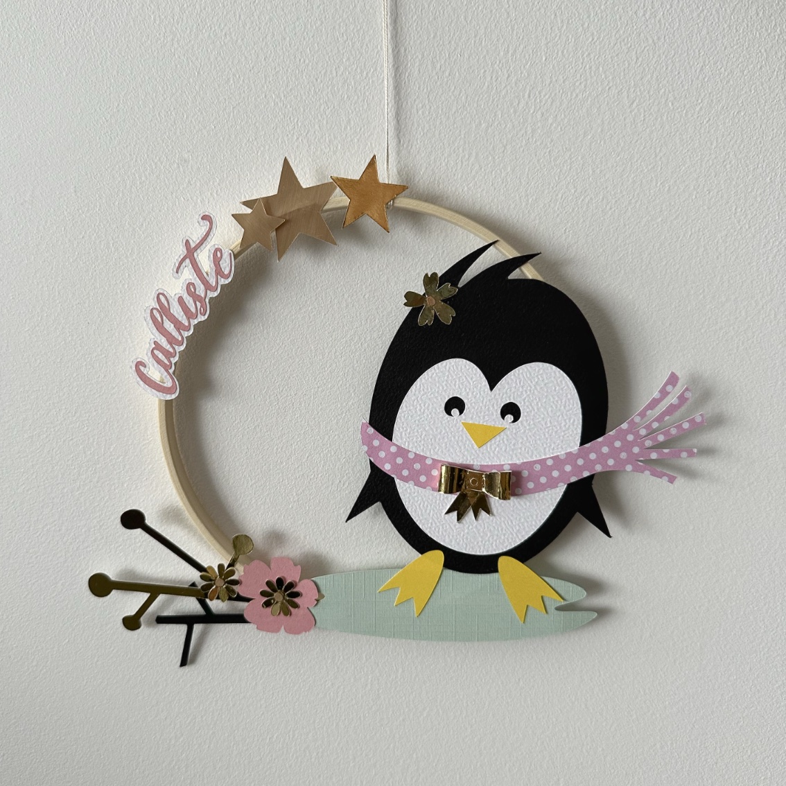 Déco unique pour une naissance ou un anniversaire | Cercle décoratif personnalisé avec un pingouin sur la glace et un prénom en papiers découpés | Design Anne Da Cunha-Guillegault en exclusivité pour la marque An'imato