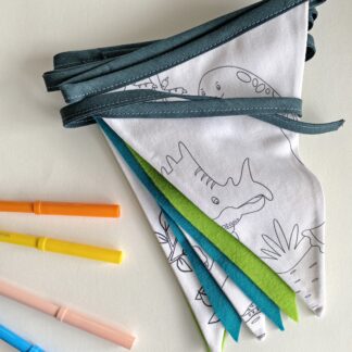 Guirlande en tissu avec 3 fanions dinosaures à colorier et 4 fanions en feutrine Design Anne Da Cunha-Guillegault en exclusivité pour la marque An'imato | Vendu avec 3 feutres à l'eau